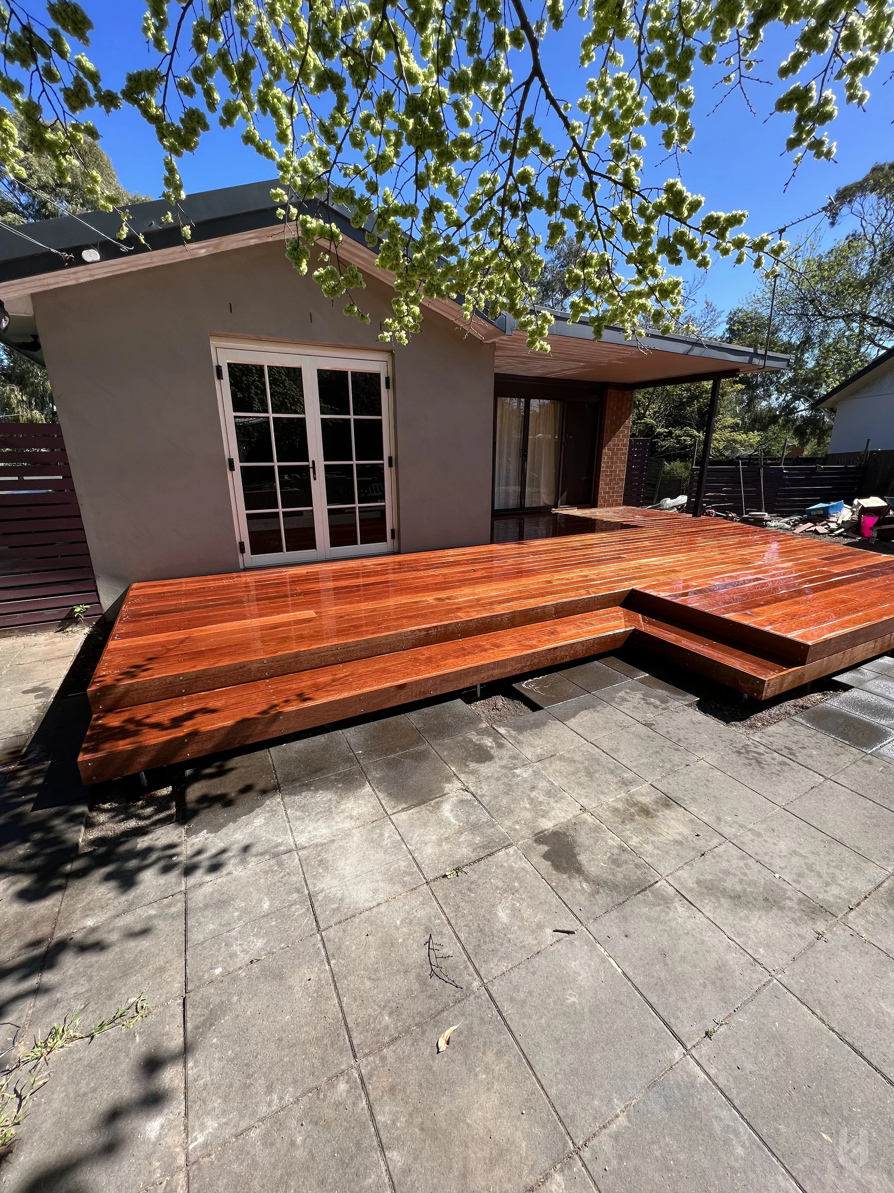 Low timber deck platform and outdoor entertaining area beside a Canberra garden